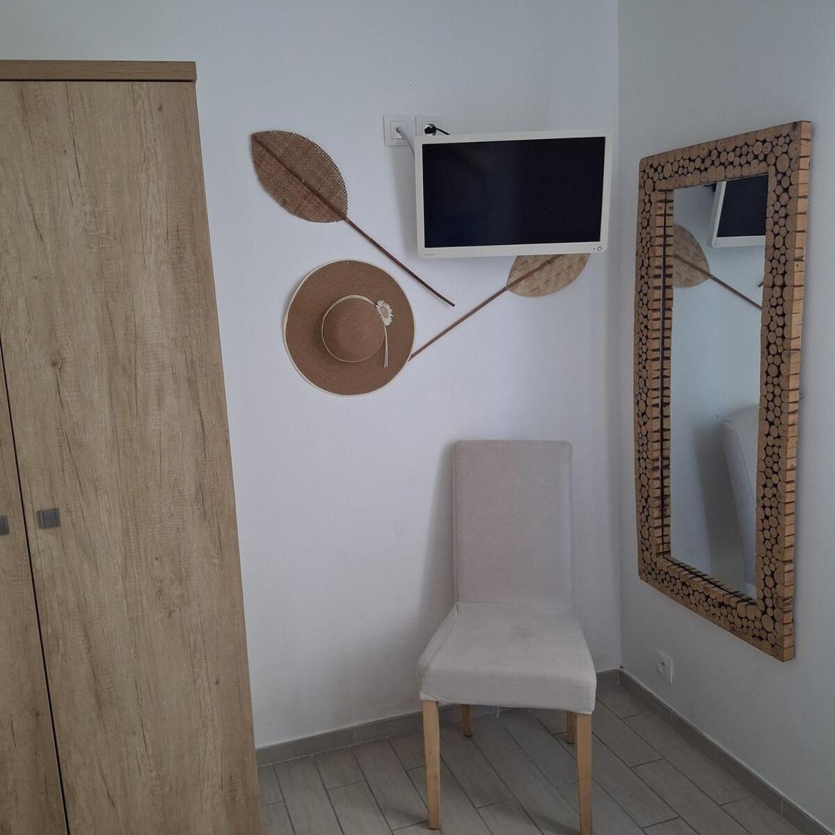 Mistral Appartements Пор-Сен-Луи-дю-Рон Экстерьер фото